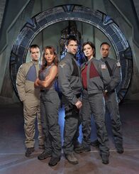 Stargate Atlantis – L-R: Dr. Rodney McKay (David Hewlett), Teyla Emmagan (Rachel Luttrell), Major John Sheppard (Joe Flanigan), Dr. Elizabeth Weir (Torri Higginson) und Lt. Aiden Ford (Rainbow Francks).