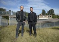 The Exorcist – Marcus (Ben Daniels, l.) und Pater Tomas (Alfonso Herrera, r.) wollen den Dämon aus seinem Versteck locken, nicht ahnend wie mächtig dieser wirklich ist ...