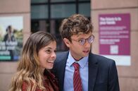 Parlament – Lydia (Anaïs Parello) und Samy Kantor (Xavier Lacaille).