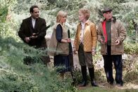 Monk – Adrian Monk (Tony Shalhoub, l.) und Natalie Teeger (Traylor Howard, 2.v.l.) gehen zusammen mit Peggy Davenport (Holland Taylor, 2.v.r.) und Bobby Davenport (Michael Cavanaugh, r.) auf die Jagd ...