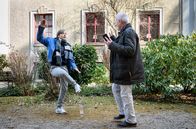 Sturm der Liebe – Alfons (Sepp Schauer, r.) zeigt Gerry (Johannes Huth, l.), wie man schuhplattelt.