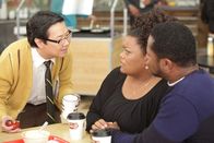 Community – Die beiden potenziellen Väter Andre (Malcolm-Jamal Warner , r.) und Chang (Ken Jeong, l.) kommen sich beim Kampf um Shirleys (Yvette Nicole Brown, M.) Aufmerksamkeit ständig ins Gehege ...