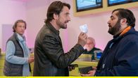 2 unter Millionen – Mehmet (Kailas Mahadevan, re.) ahnt nicht, dass Henry (Oliver Mommsen) Millionär ist.