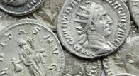 Mysteriöse Inseln – Eine Nahaufnahme antiker römischer Silbermünzen. (Getty Images/nevio3)