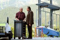 Watzmann ermittelt – Der Mannschaftsarzt des Bobteams vom SV Königssee wurde tot aufgefunden, erschlagen im Trainingscenter. Im Bobteam brodelt es. Beissl (Andreas Giebel, r.) unterhält sich mit dem Servicemann Wiggerl Mittermeier (Heinz-Josef Braun, l.), der tatverdächtig ist.