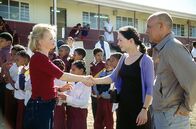 Eine Liebe in Afrika – Jane (Renee Soutendijk), Miriam (Julia Stemberger) und Bischof Jo (Heiner Lauterbach) vor der Schwarzen-Schule.