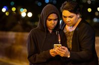 Total Control – Jess Clarke (Shantae Barnes-Cowan, li.) und Alex Irving (Deborah Mailman).
