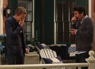 How I Met Your Mother – Während Barney (Neil Patrick Harris, l.) glaubt, dass Ted (Josh Radnor, r.), den Bro-Code gebrochen hat, erkennt Lily, dass sie die einzige weibliche Freundin von Robin ist ?