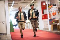 Hubert und Staller – Von links: Hubert (Christian Tramitz) und Staller (Helmfried von Lüttichau) sind der flüchtenden Gabi Schondorf auf den Fersen.