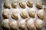 Zu Tisch ... – Kletzennudeln sind Hefeteigtaschen gefüllt mit Dörrbirnen und Quark – ein traditionelles Kärntner Gericht.