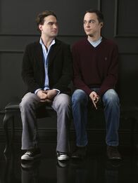 The Big Bang Theory – (2. Staffel) - Die beiden brillanten Nachwuchsphysiker Leonard (Johnny Galecki, l.) und Sheldon (Jim Parsons, r.) sind beste Freunde und teilen sich gemeinsam ein Appartement. Ihre Freizeit gestalten die Genies mit Film- und Serienmarathons, Computerspielen und kleinlichen Diskussionen über ihre Lieblingsthemen.