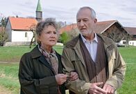 Sturm der Liebe – ARD STURM DER LIEBE FOLGE 1317 Uhr im ERSTEN. Alfons (Sepp Schauer, r.) verrät Hildegard (Antje Hagen, l.), wie Käthe ein paar nette Herren kennenlernen könnte.