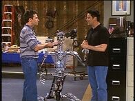 Friends – Joey (Matt LeBlanc, r.) muss sich mit dem Mann gut stellen, der seinen Serienpartner, einen Roboter, hergestellt hat ...