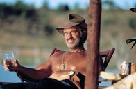 Der Löwe – Nachdem er seinen eigenen Tod inszeniert hat, reist Sam Lion (Jean-Paul Belmondo) unter neuem Namen nach Afrika.