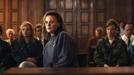 ZERV - Zeit der Abrechnung – Die ehemaligen Opfer der Jugendwerkhöfe kapern den Prozess Herrichs gegen Silvias Freundin Bianca (Caroline Cousin, vorne M.). Endlich werden dei Opfer gehört! Karo Schubert (Nadja Uhl, hinten l.) und Rainer (Tillmann Eckhardt, hinten r. mit Komparsen)