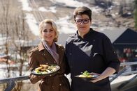 Silvia kocht – Silvia Schneider mit Brigitte Gell auf der Terrasse ihres Restaurants gellius in Bad Kleinkirchheim („Sock und Pock“ und „Buchweizen Risotto mit Goldforelle im Bierbackteig“).
