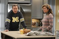 Last Man Standing – Die Baxters wurden nicht zu der Party ihrer Nachbarn eingeladen. Vanessa (Nancy Travis, r.) findet heraus, dass Mikes (Tim Allen, l.) Verhalten bei der letzten Party dafür verantwortlich ist. Wird er das wieder gerade biegen können?