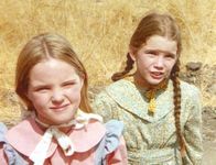 Unsere kleine Farm – Mary (Melissa Sue Anderson, l.) und Laura (Melissa Gilbert, r.) unterstützen Maddie.