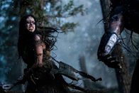 Prey – Prey Gnadenloser Kampf: Amber Midthunder als Naru, Dane DiLiegro als Predator Copyright: SRF/2022 20th Century Studios/The Walt Disney Company/David Bukach