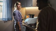 Almania – Lisa-Britt (Sina Tkotsch) ist nicht begeistert davon, dass Yunus (Zejhun Demirow) weiterhin in derselben Wohnung wohnt.