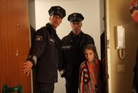 Nachtschicht – Die beiden falschen Polizisten Kraut (Florian David Fitz) und Hoppek (Ralph Herforth) sind von Jennifer (Valeria Eisenbart) geholt worden, um den Streit der Eltern zu schlichten.