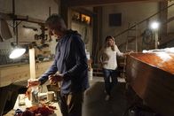 Navy CIS – Unangenehme Erinnerungen kommen bei Special Agent Quinn (Jennifer Esposito, hinten) hoch, als Gibbs (Mark Harmon, vorne) sie nach Philly schickt ... Wird ihr eine Konfrontation dennoch helfen?