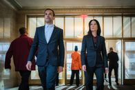 Elementary – Holmes (Jonny Lee Miller, l.) und Watson (Lucy Liu, r.) untersuchen mysteriöse Mordfälle. Ein Chefkoch und dessen Gäste wurden offenbar mit Schlangengift vergiftet. Handelt es sich in diesem Fall etwa um einen Serienkiller?