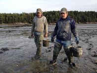 Geld stinkt nicht – As the weather begins to get colder, Jim and Any battle clam diggers over digging territory.