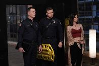 9-1-1 Notruf L.A. – Eine Vollmondnacht sorgt bei Bobby (Peter Krause, l.), Buck (Oliver Stark, M.) und den Kollegen für Chaos. Da sind sie auch nicht verwundert, als sie von Yogalehrerin Storm (Briana Lane, r.) wegen eines sonderbaren Falls gerufen werden ...