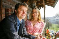 Die Rosenheim-Cops – Marie Hofer (Karin Thaler) ist von Rüdiger Puchstett (Eric Langner) durchaus angetan.