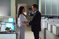 Suits – Mike (Patrick J. Adams) kehrt als Anwalt zu Pearson Specter zurück, was seine Beziehung zu Rachel (Meghan Markle) beeinflusst.