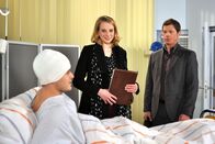 Rote Rosen – ARD ROTE ROSEN FOLGE 1268 Uhr im ERSTEN. Als es Lars (Peter Foyse, l.) wieder besser geht, nutzen Bente (Nela Schmitz, M.) und Vincent (Stefan Feddersen-Clausen, r.) die Situation, um Winter-Invest an sich zu reissen.
