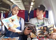 Türkisch für Anfänger – Yagmur (Pegah Ferydoni, l.); Costa (Arnel Taci, r.)