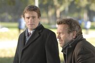 Dr. House – Dr. James Wilson (Robert Sean Leonard, l.) und Dr. Greg House (Hugh Laurie, r.)