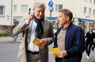 Anna und ihr Untermieter – Godehard (Richy Müller, re.) weiß nicht, was Günter (Hannes Hellmann, li.) vorhat.