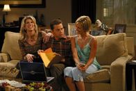 Two and a Half Men – Alan (Jon Cryer, M.) fällt Gloria (Christine Dunford, l.) und Brooke (Tricia O'Kelley, r.) zum Opfer ...