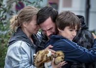 SOKO Linz – Anselm Kramer (Sönke Möhring, M.) ist ein bekannter Rechtsextremer, der sich inzwischen öffentlich von der Szene distanziert. Er selbst, sowie auch seine Kinder Julian (Leopold Pallua, r.) und Sinia (Angelika Strabsen, l.), sind von Anfeindungen bedroht.