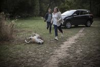 Crazy Fun Park – Phoebe (Katherine Tonkin) und Zach (Bernard Curry) rennen zum Parkeingang.