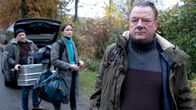 Im Abgrund – Das Ermittlertrio Wallat (Peter Kurth, re.), Lisa (Tinka Fürst, m.) und Eric (Simon Schwarz, l.) übernehmen die Observierung den als nach wie vor gefährlich eingestuften Kindermörder und Ex-Häftling Hagenow.