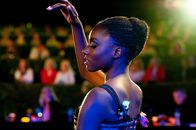 L'Opéra - Dancing in Paris – Als es während der Aufführung zu einer fatalen Panne kommt, sieht Flora (Suzy Bemba) ihre Chance. Ohne zu zögern, reißt sie die Aufmerksamkeit des Publikums an sich und überzeugt dabei nicht nur die anwesenden Zuschauer.