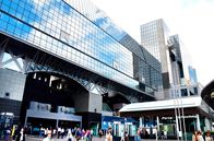 Eisenbahn-Romantik – Kyoto Station - der futuristische Bau von Hiroshi Hara setzte in den neunziger Jahren Maßstäbe in der Bahnhofsarchitektur. Die Glas- und Stahlkonstruktion ist siebzig Meter hoch und 470 Meter lang.