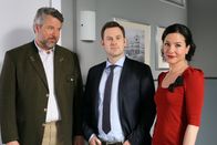 Die Rosenheim-Cops – Neuzugang Sebastian König (Mark-Alexander Solf, m.) ist der Neffe von Dr. Lauser-König aus dem Innenministerium. Das sorgt vor allem bei Stadler (Dieter Fischer, l.) und Stockl (Marisa Burger, r.) für Nervosität.
