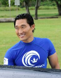 Hawaii Five-0 – Erica Harris wird im Wald gefunden - im Nachthemd, dehydriert, unterkühlt. Sie kann sich an nichts erinnern und ihr Mann ist verschwunden. Chin (Daniel Dae Kim) und seine Kollegen beginnen sofort mit den Ermittlungen ...