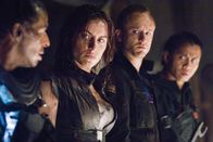 Pandorum – Leland (Eddie Rouse, l.), Nadia (Antje Traue, 2.v.l.), Bower (Ben Foster, 2.v.r.) und Manh (Cung Le, r.) kämpfen sich gemeinsam zum Schiffsreaktor durch, der kurz vor dem Ausfall steht.