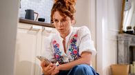 Sturm der Liebe – Fanny (Johanna Graen) spürt, dass Kilian in Gefahr ist.