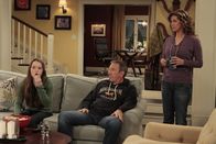 Last Man Standing – Familie Baxter wird nachts von Klingelstreichen terrorisiert. Besonders Vanessa (Nancy Travis, r.) gehen diese nächtlichen Ruhestörungen auf die Nerven, weshalb Mike (Tim Allen, M.) den Täter mit einer drahtlosen Kamera überführen will. Eve (Kaitlyn Dever, l.) allerdings hat schon jemanden in Verdacht ...