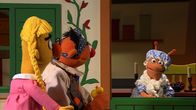 Sesamstraße – Bert (l.) und Ernie (m.) bei der von Finchen gespielten Frau Holle (r.)