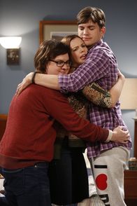 Two and a Half Men – Gemeinsam sind sie stark: Barry (Clark Duke, l.) und Jenny (Amber Tamblyn, M.) unterstützen Walden (Ashton Kutcher, r.) bei der Suche nach seinem ersten Auto in Colorado ...