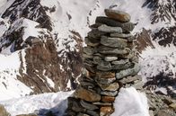 Todesfalle Haute Route - Rekonstruktion eines Dramas – Nur 550 Meter von der rettenden Hütte entfernt, bei den Steinmännchen, die den Weg markieren, sterben sieben Menschen im Sturm.
