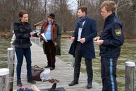 Die Rosenheim-Cops – Pathologin Mai (Sina Wilke, l.) erläutert den Kommissaren Stadler (Dieter Fischer, M.) und Hansen (Igor Jeftić, 2.v.r.) sowie Polizeihauptmeister Mohr (Max Müller, r.) ihre ersten Untersuchungsergebnisse.
